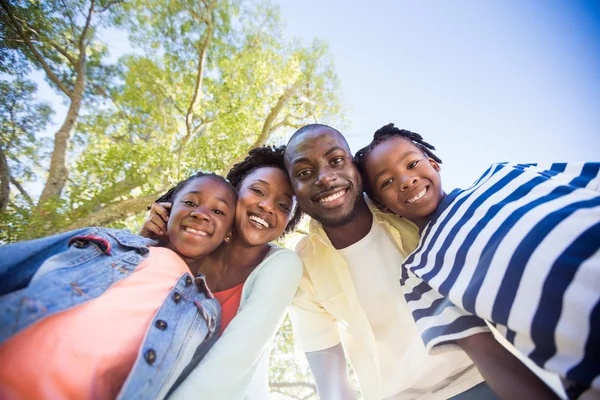 Glückliche Familie posiert zusammen — Stockfoto