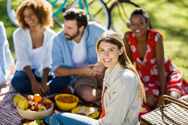 Donna seduta con i suoi amici nel parco — Foto Stock