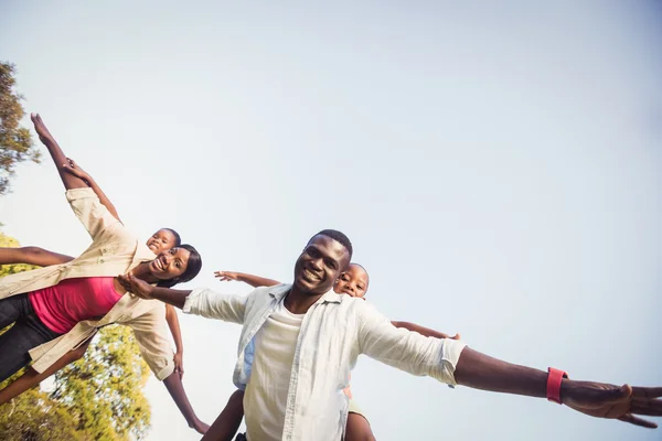 Familia feliz disfrutando juntos —  Fotos de Stock