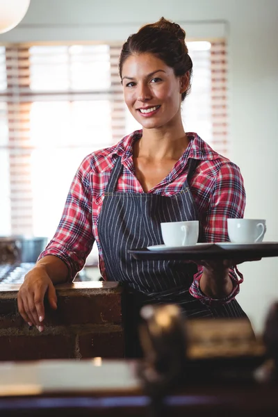 Camarera sosteniendo cafés —  Fotos de Stock