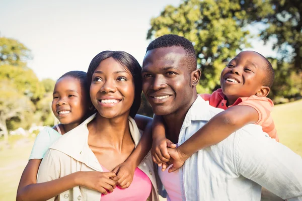 Familia feliz posando juntos — Foto de Stock