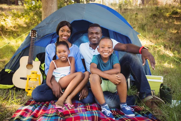 Glückliche Familie posiert zusammen — Stockfoto