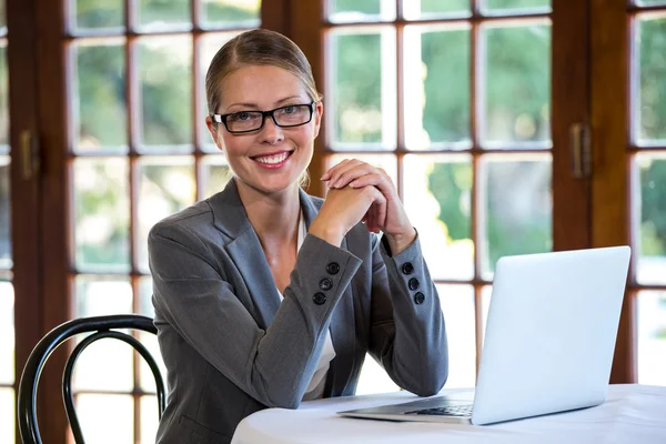 Femme utilisant un ordinateur portable — Photo