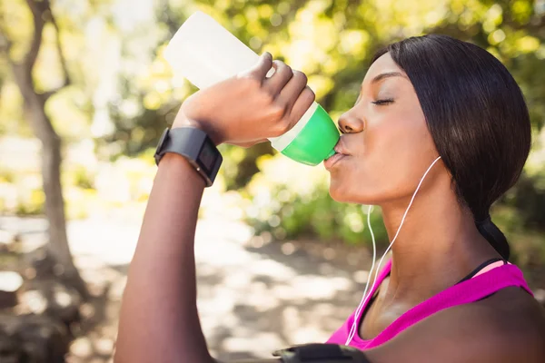 Sporty woman drinking water — Stock Photo, Image