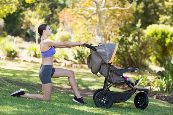 Jovem se exercitando com carrinho de bebê — Fotografia de Stock