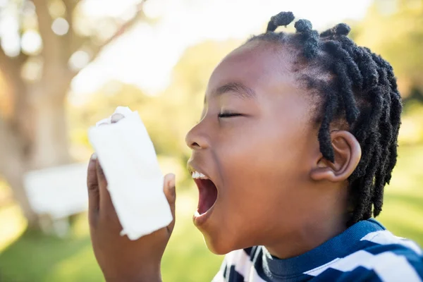 Niño usando objeto de asma —  Fotos de Stock