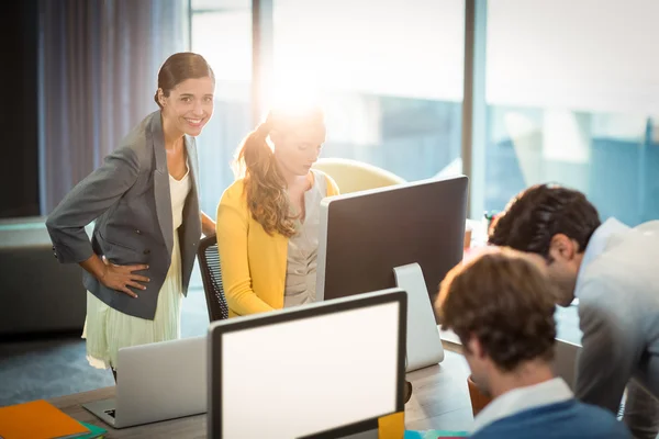 Gente de negocios trabajando en computadora — Foto de Stock