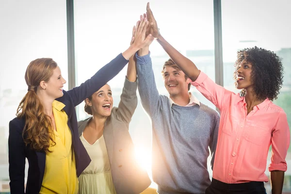 Pessoas de negócios dando cinco altos uns aos outros — Fotografia de Stock