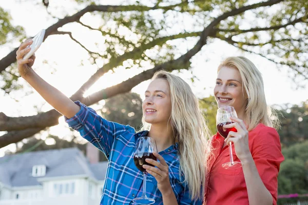 Schöne Frauen machen ein Selfie vom Handy — Stockfoto