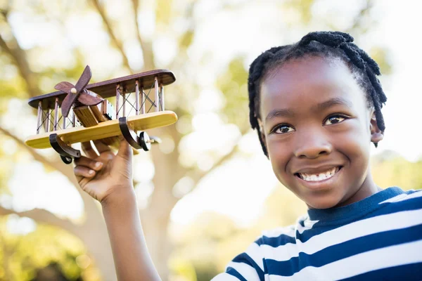 Joyeux enfant tenant un avion — Photo