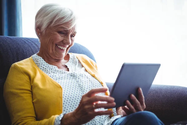 Kvinnan tittar och skrattar åt hennes digital tablet — Stockfoto