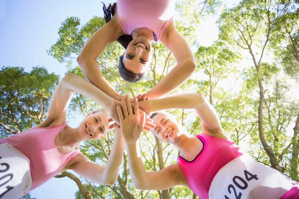 Giovani donne atleta formando mani stack — Foto Stock