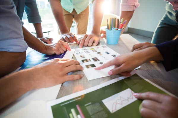 Geschäftsleute diskutieren bei einem Meeting über Grafik — Stockfoto