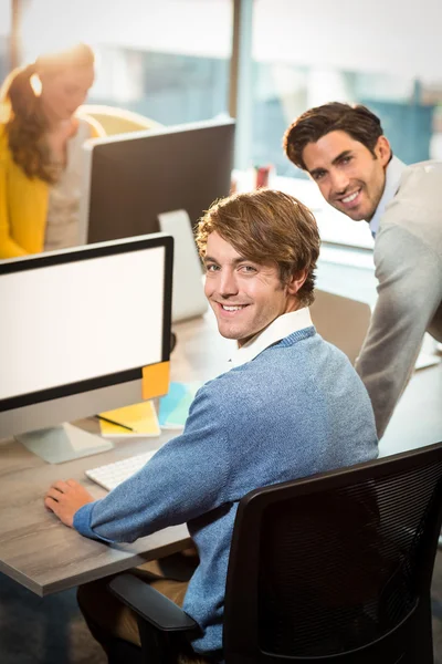 Uomini che lavorano al computer — Foto Stock