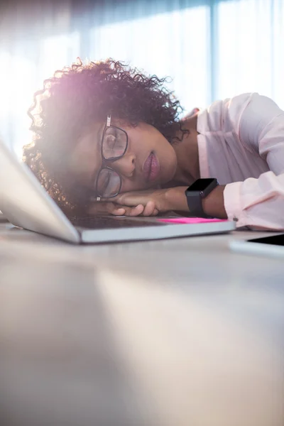 Donna d'affari che dorme sulla scrivania — Foto Stock