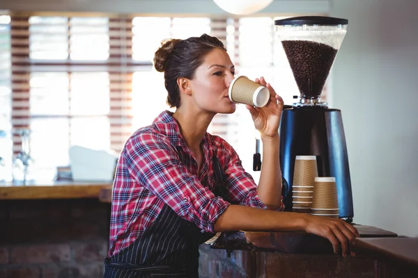 Waitress drinking a coffee — Stock Photo, Image