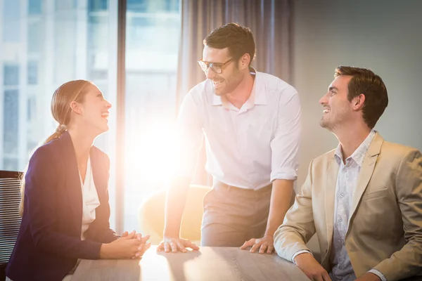 Empresarios y empresarias que interactúan en su escritorio — Foto de Stock