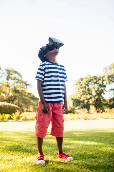 Ragazzo in cerca di occhiali 3d — Foto Stock