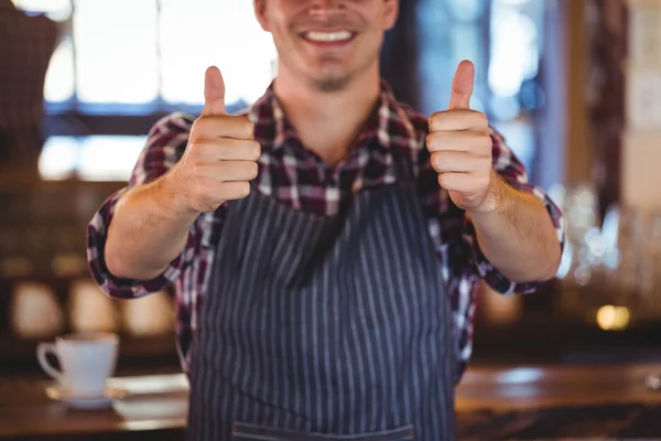 Usměvavý číšník s palec nahoru — Stock fotografie