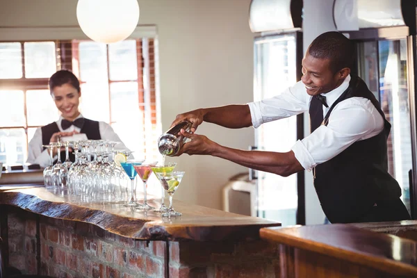 Bartendern hälla en drink från en shaker — Stockfoto