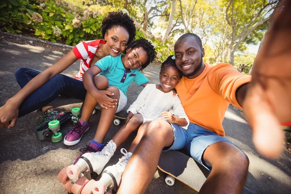 Une famille heureuse prend un selfie — Photo