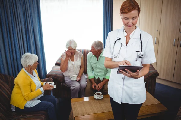 Porträt einer lächelnden Krankenschwester mit Senioren — Stockfoto