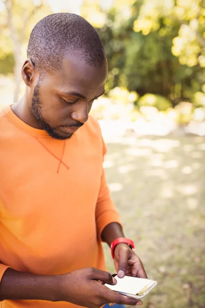 Gelukkig man SMS op de telefoon — Stockfoto