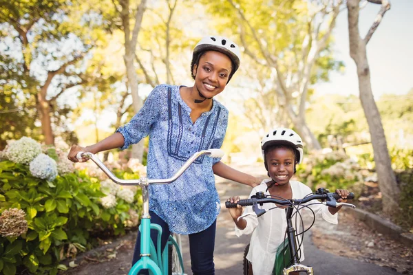 自転車をやって幸せな家族 — ストック写真