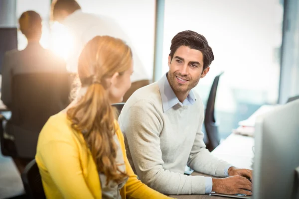 Kvinna med en diskussion med medarbetare — Stockfoto