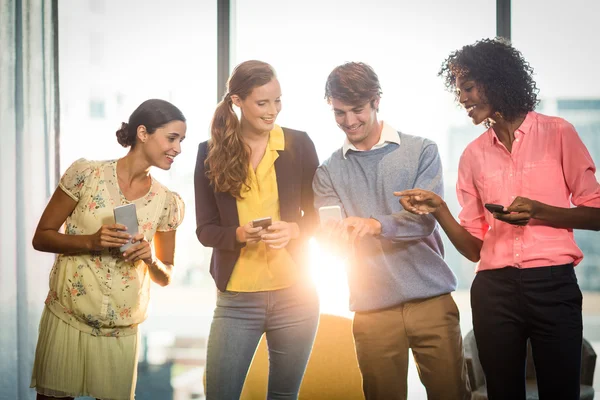 Les gens d'affaires utilisant le téléphone mobile — Photo