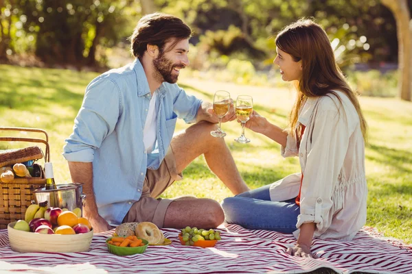 Paar stößt beim Frühstück auf Gläser Wein an — Stockfoto