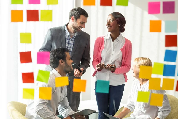 Geschäftsleute diskutieren über Klebezettel — Stockfoto