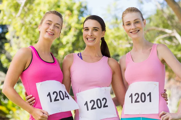 Retrato de mujeres atletas jóvenes posando — Foto de Stock