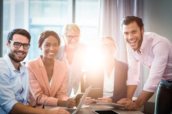 Mensen uit het bedrijfsleven met laptop, mobiele telefoon — Stockfoto