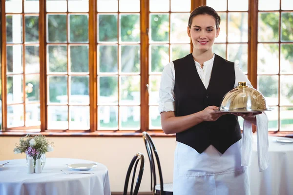Kellnerin hält ein Gericht in der Hand — Stockfoto