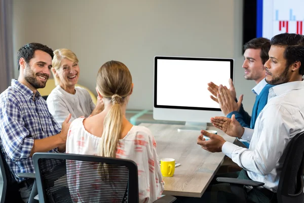 Collega's applaudisseren een collega tijdens een videoconferentie — Stockfoto