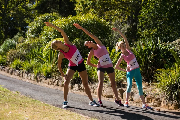 Jovem atleta mulheres exercitando — Fotografia de Stock