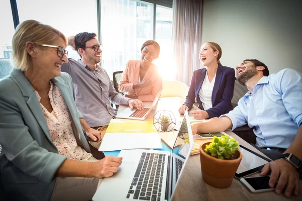 Gente de negocios riendo durante una reunión — Foto de Stock