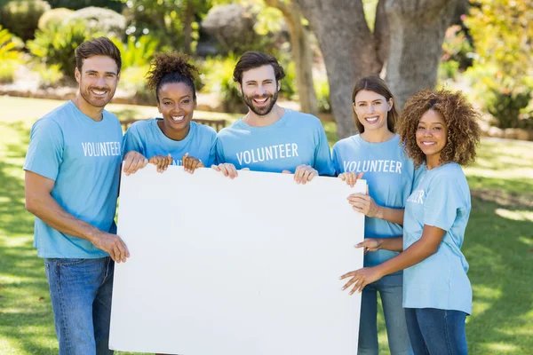 Retrato do grupo de voluntários segurando folha em branco — Fotografia de Stock