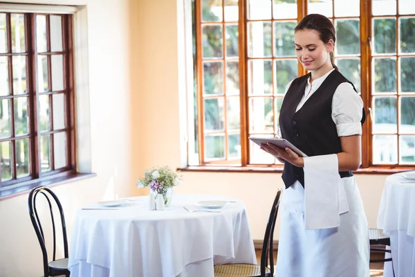 Servitrisen med en tablett — Stockfoto