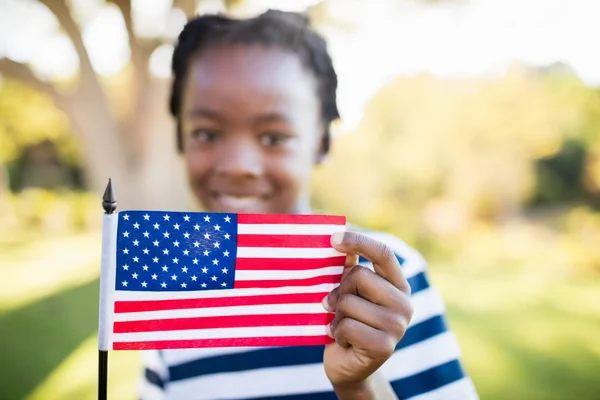 Niño feliz mostrando una bandera de EE.UU. — Foto de Stock