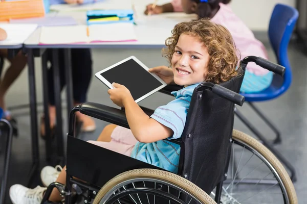 Портрет школьника-инвалида с помощью цифрового планшета — стоковое фото