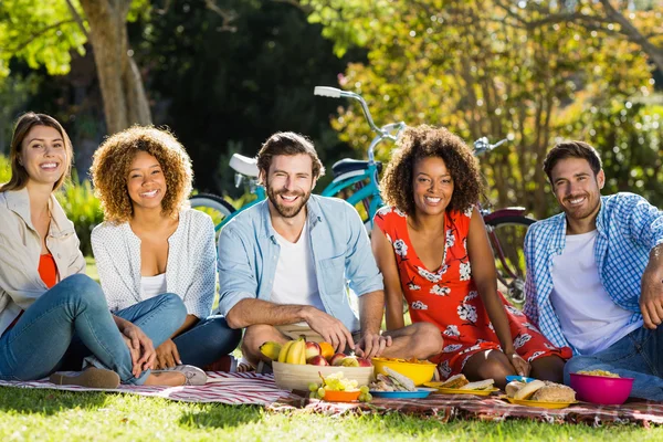 Amigos se divertindo no parque — Fotografia de Stock