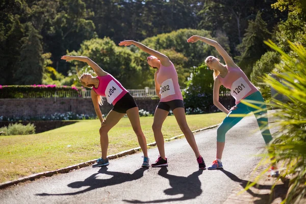 Jovem atleta mulheres exercitando — Fotografia de Stock