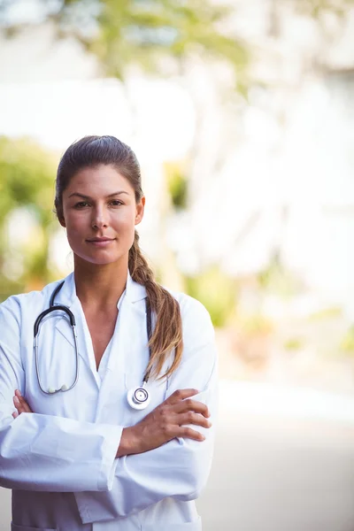 Verpleegkundige met een serieuze blik en gekruiste armen — Stockfoto