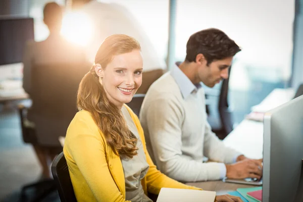 Portret van een vrouw die op de computer werkt — Stockfoto