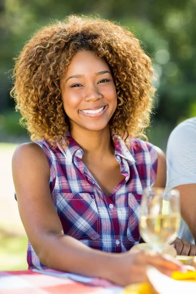 Portret van vrouw houden wijnglas en glimlachen — Stockfoto