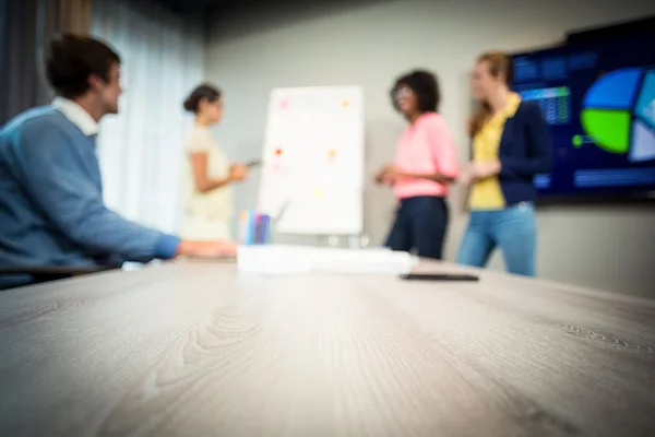 Woman discussing flowchart on white board — Stock Photo, Image