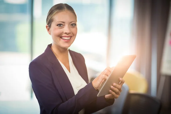 Geschäftsfrau nutzt digitales Tablet — Stockfoto