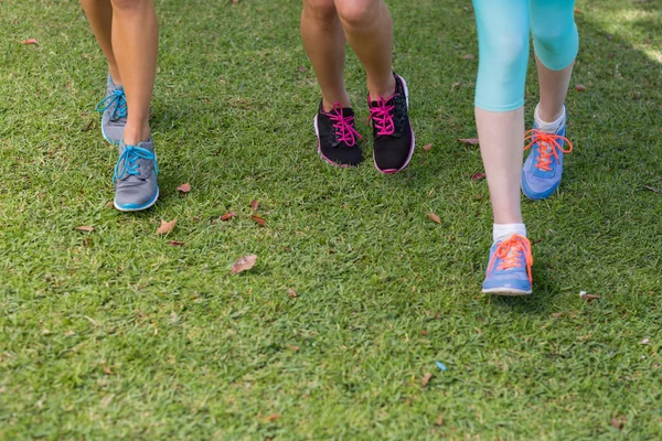 Vrouwelijke atleet voeten lopen op gras — Stockfoto